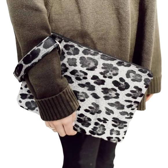 NEW PRETTY SIMPLE leopard wristlet clutch in grey/black - Picture 2 of 2